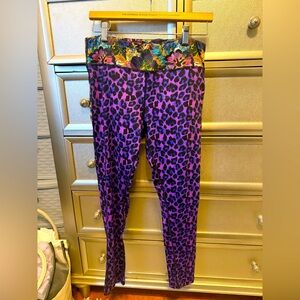 Zumba La Pachanga Ankle Length Ruffle Leggings in leopard purple sz L
